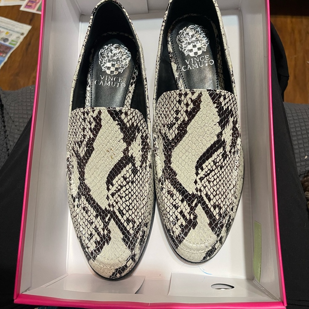 Vince Camuto Black and Cream Snakeskin Flats Jendeya2 Seashell MultiTucson Snake